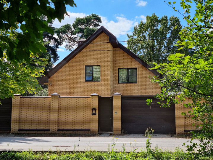 Коттедж 261,8 м² на участке 6,9 сот.