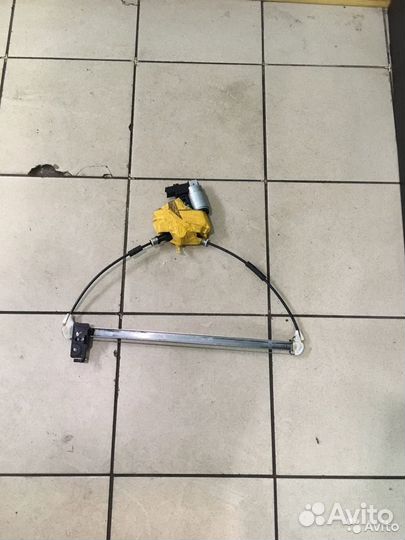 Стеклоподьемник задний правый (электро) Mazda 3 BK