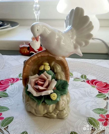 Испанская фарфоровая статуэтка Голубь
