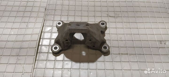 Кронштейн двигателя левый Audi A6 C6 AUK