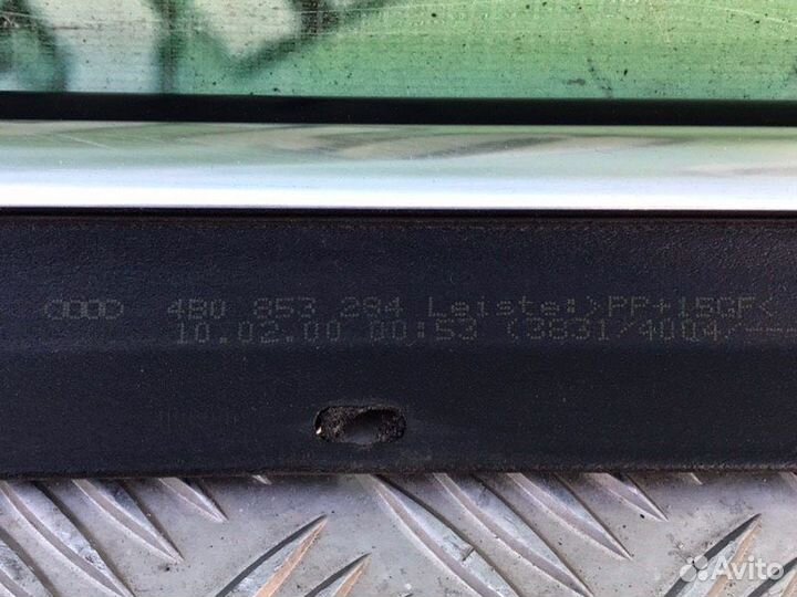 Молдинг стекла правый Audi A6 C5 avant 2.5TDI AKE