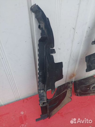 Воздухозаборник радиатора Audi A6 C6