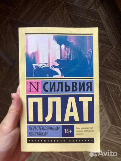 Набор книг и шапок