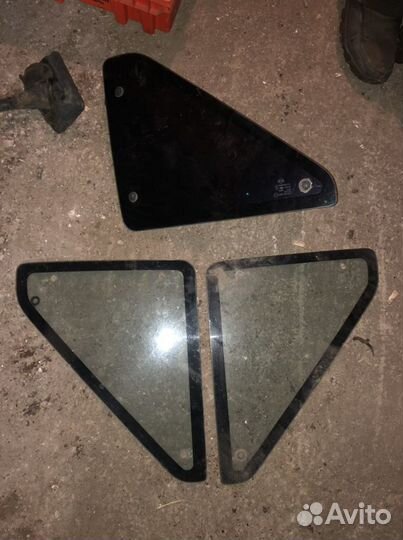 Стекло треугольно от 3х двер Nissan Terrano 1