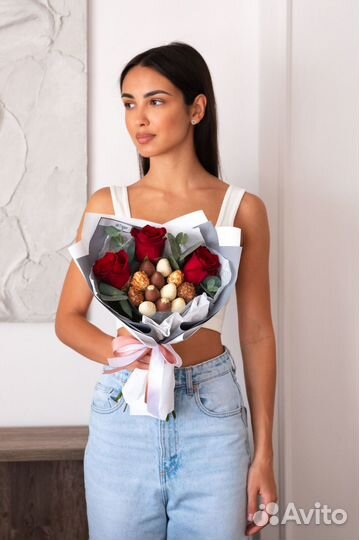 Букеты из клубники и цветов