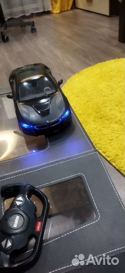 Машина на пульте управления бмв i8