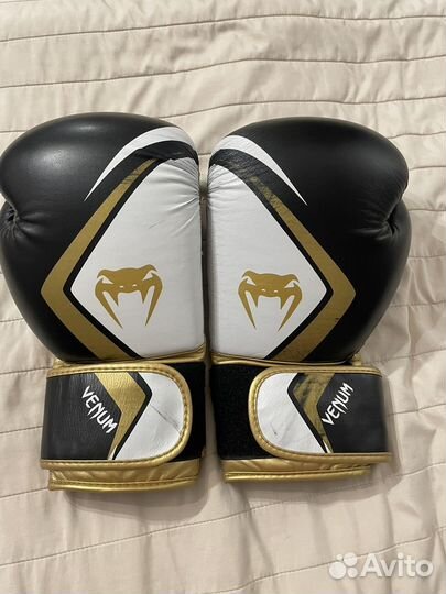 Боксерские перчатки 16 oz Venum