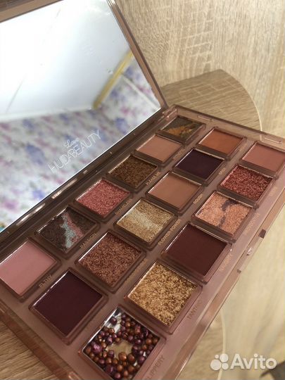 Палетка теней huda beauty