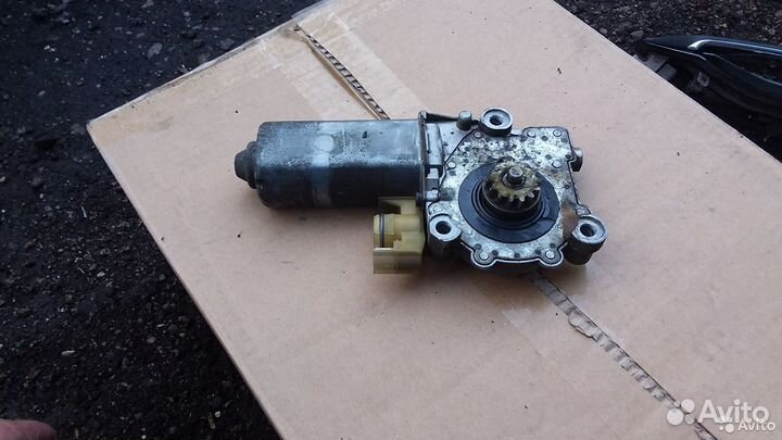 Мотор стеклоподъемника правый Mercedes W140