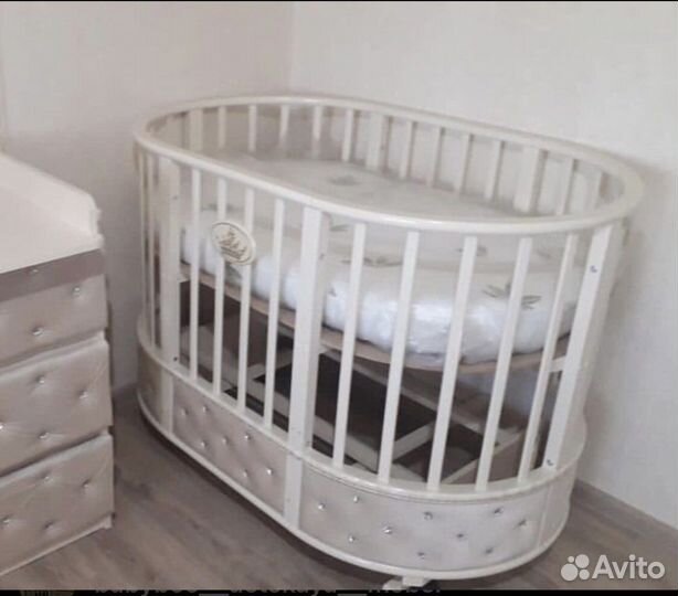 Кроватка овальная с маятником