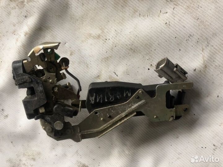 Замок двери задний левый Toyota Sprinter Marino