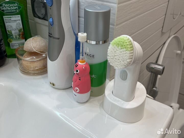 Очищающая щетка массажер для лица clinique