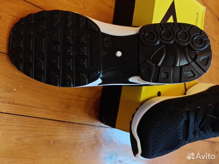 Кроссовки женские