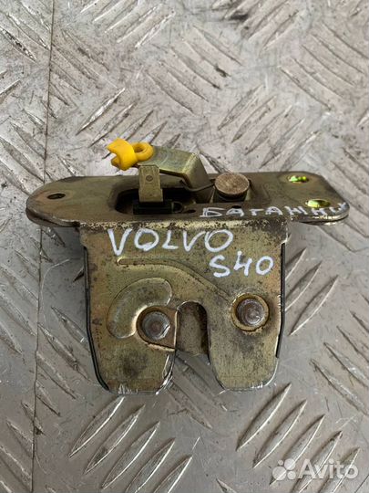 Замок крышки багажника Вольво S40 (VS)