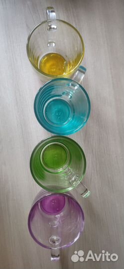 Кружки разные и пластиковые табуретки