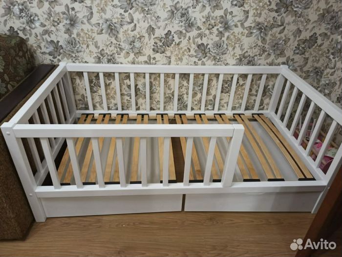 Кроватка сингл от 2х лет из массива с бортиком