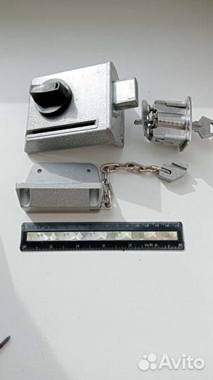 Замок дверной