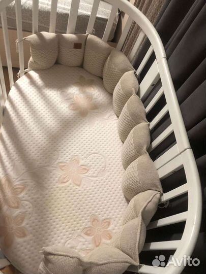 Детская кроватка с маятником белая