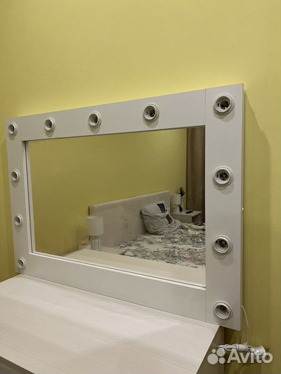 Зеркало с подсветкой и туалетный стол