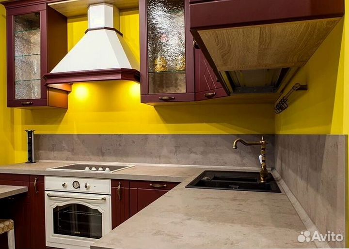 Кухня с каменным островом