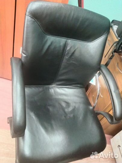 Офисное кожаное кресло бу