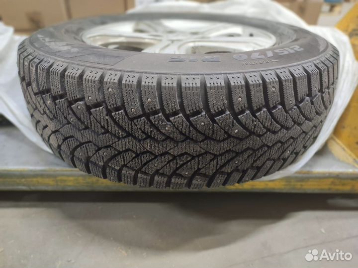 Pirelli Formula Ice 215/70 R16 60