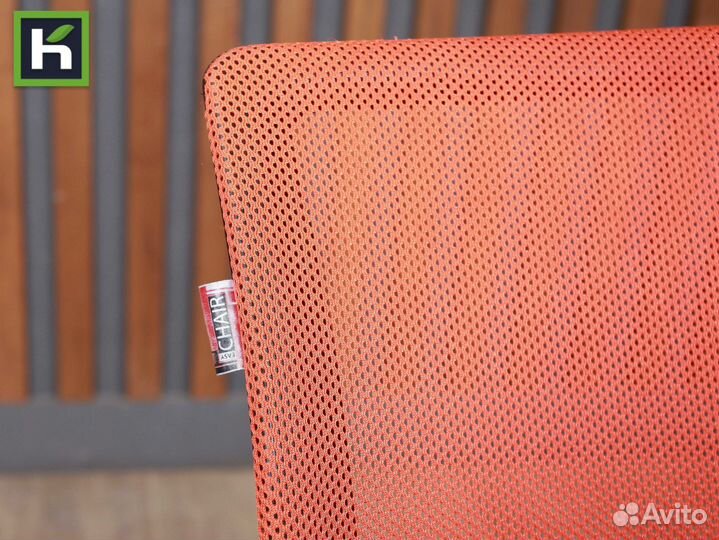 Офисное кресло на колесиках