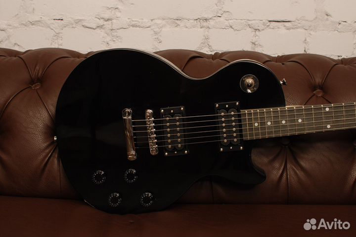 Электрогитара (Аксессуар в подарок)