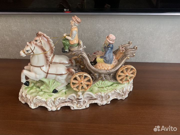 Статуэтка фарфор Карета