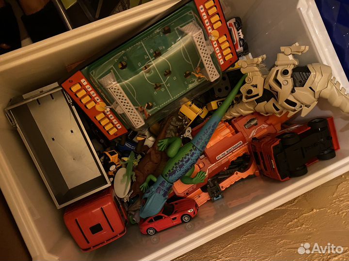 Ящик для игрушек на колесах с игрушками