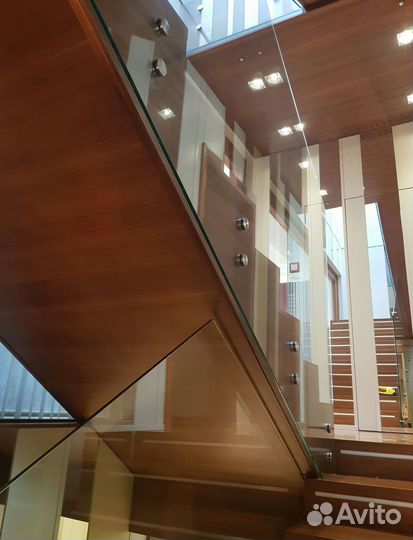 Стеклянное ограждение для лестницы