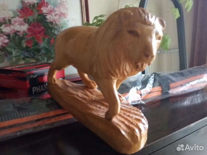 Лев из дерева