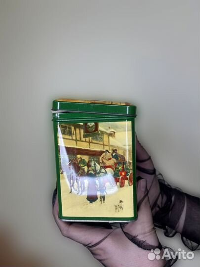 Антикварная жестяная коробка