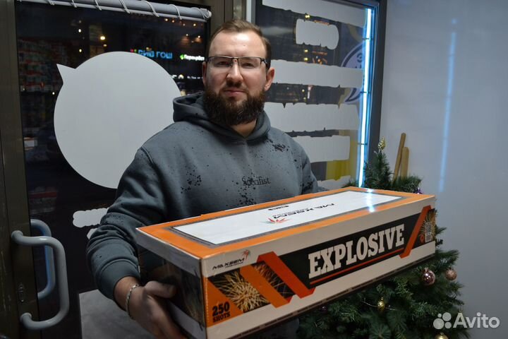 Огромный салют на 250 залпов