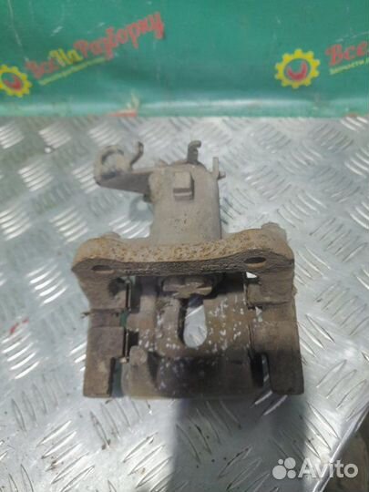 Суппорт задний правый Renault Fluence седан 1.6