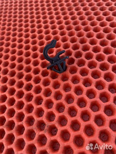 Клипса палки капота Mitsubishi Carisma