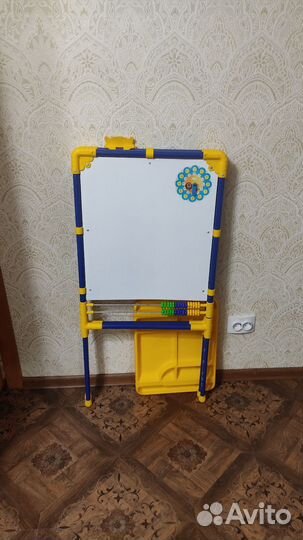 Мольберт для рисования, ещё есть столик и стульчик