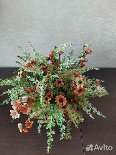 Композиция из искусственных цветов