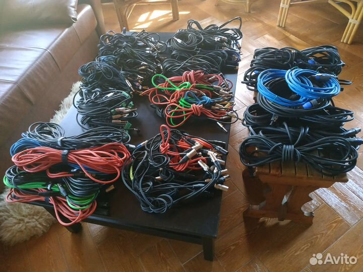 Много. Кабель XLR, Jack 6.3 и 3.5, RCA,Terminal