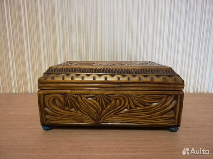Шкатулка деревянная резная
