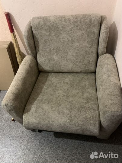 Компьютерные столы, тумбочки, кресло