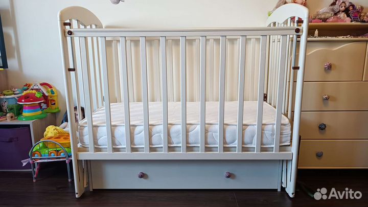 Детская кроватка с маятником и матрасом