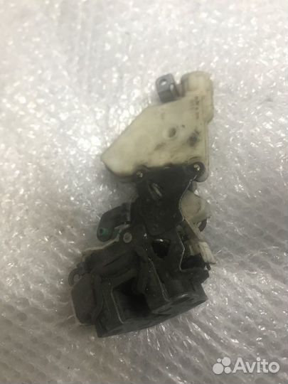 Замок двери задний левый Nissan Maxima A32 VQ20DE