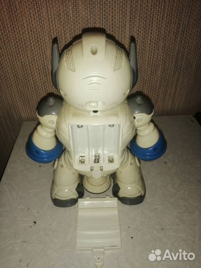 Продам робот танцующий свечаюший