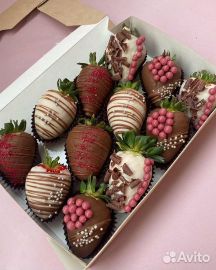 Набор клубники в шоколаде на 12 ягод «Яркий»