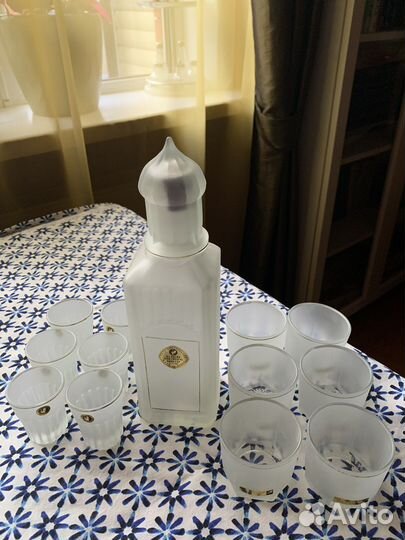 Штоф и 12 стопок- стаканчиков