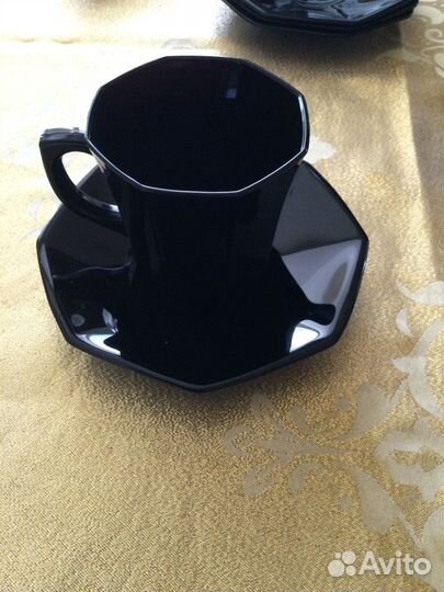 Чайный сервиз из чёрного стекла