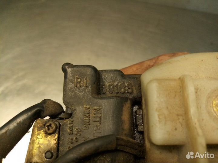 Замок двери передний правый Toyota Curren ST206