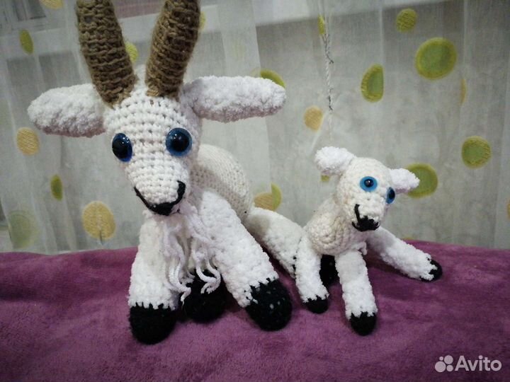 Вязанный козёл с козликом
