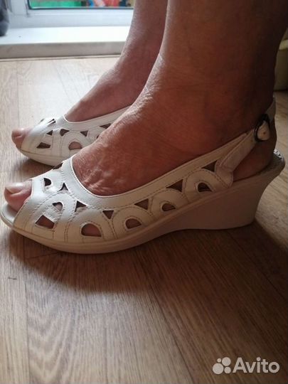 Босоножки женские